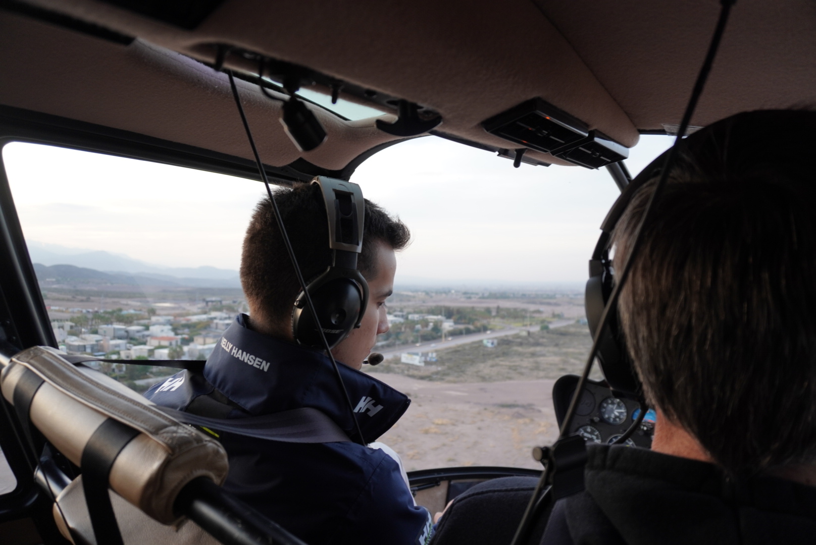 Cockpit helicóptero en vuelo